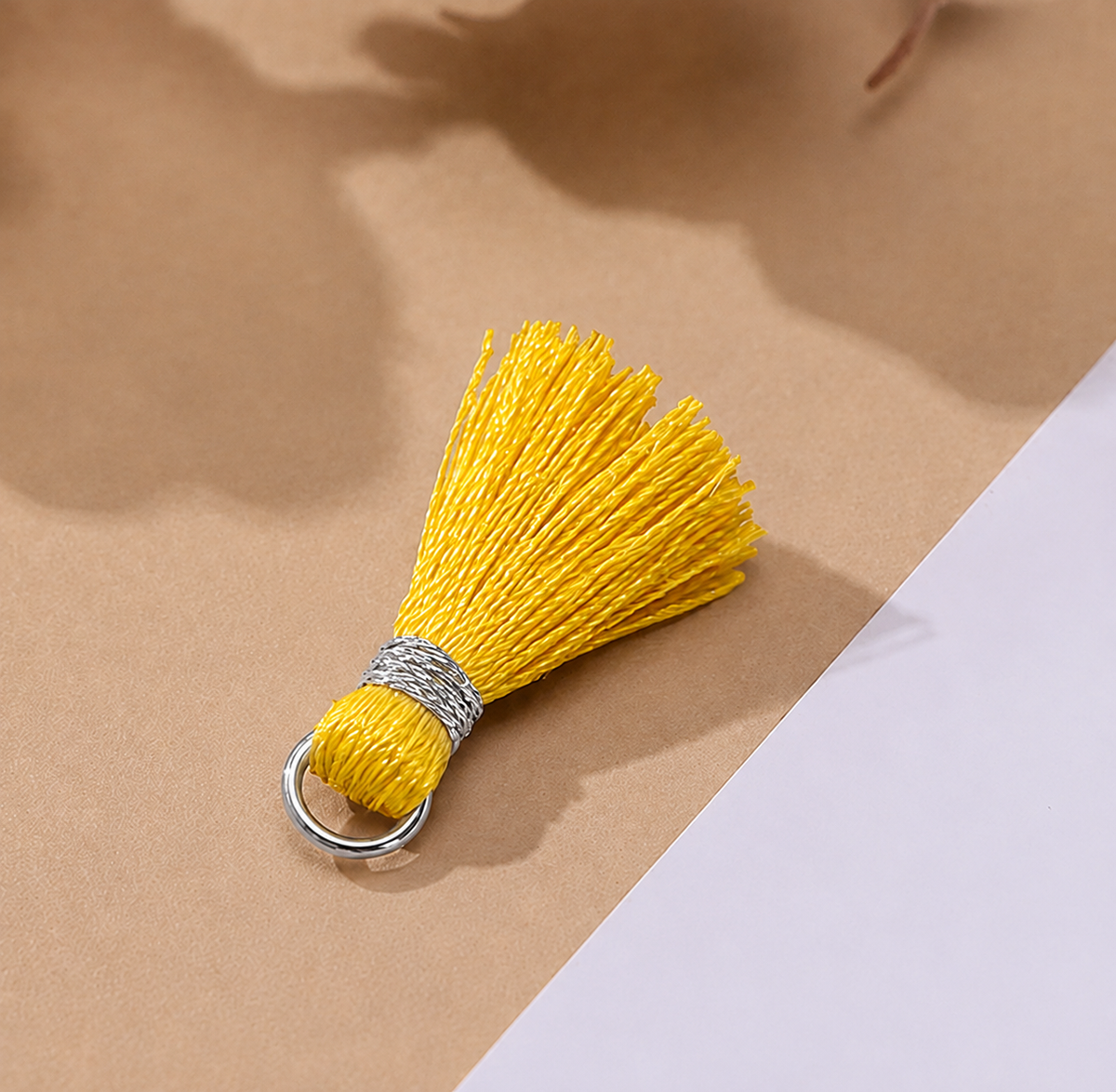 Borlas Hilo Amarillo Con Argolla Plateada 2.5cm - 10pcs